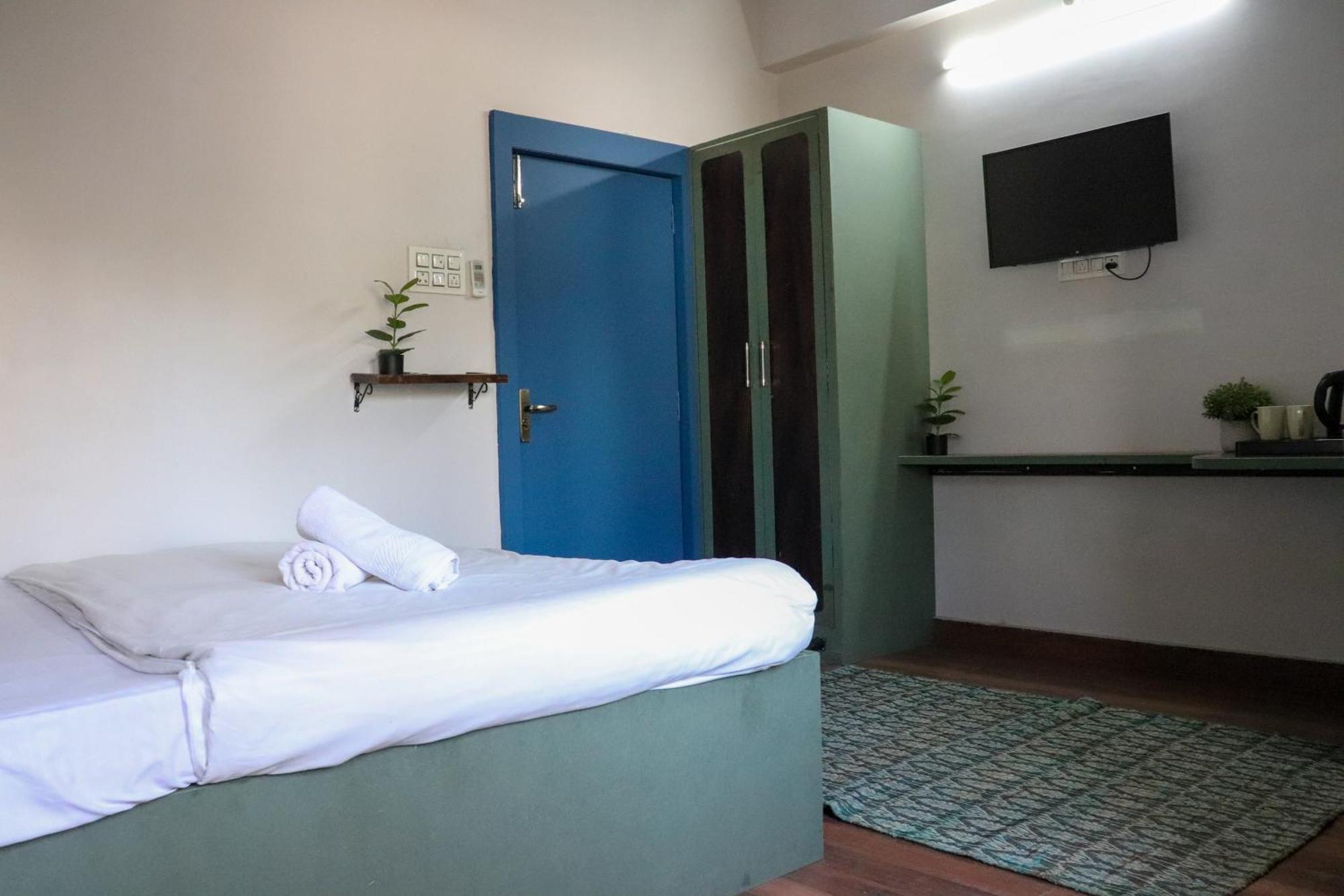 Blue Door Hotel Būndi Екстериор снимка