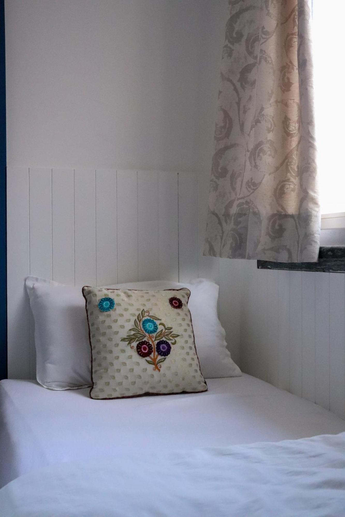 Blue Door Hotel Būndi Екстериор снимка